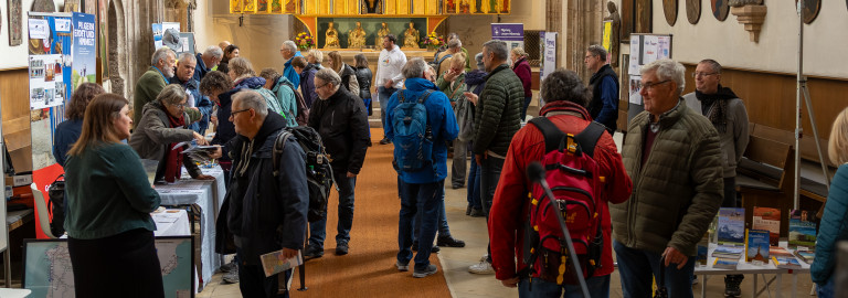 Pilgerforum in der Jakobskirche: Pilgerstände im Chorraum