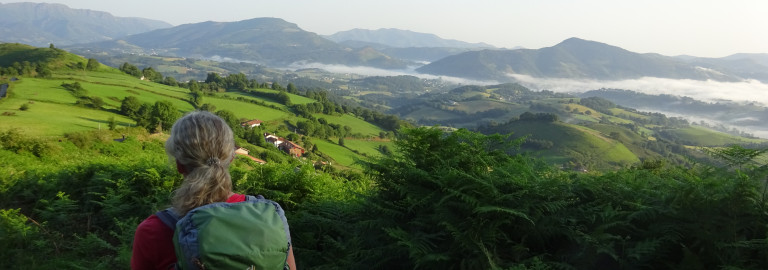 Pilgerin mit Blick über die Pyrenäen bei St. Jean Pied de Port